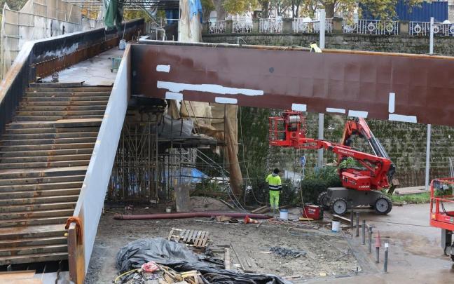 Palets y bolsas negras se acumulan debajo de la pasarela de Labrit. Palets y bolsas negras se acumulan debajo de la pasarela de Labrit.
