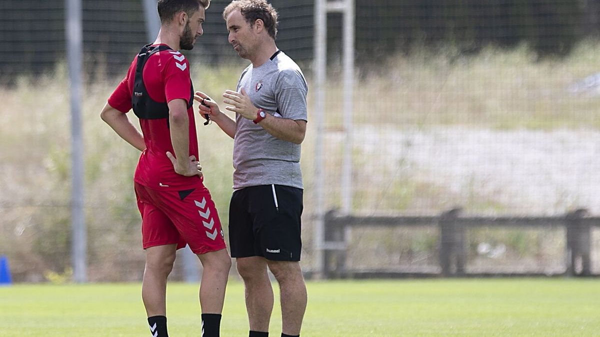 Arrasate habla con Torres durante un entrenamiento