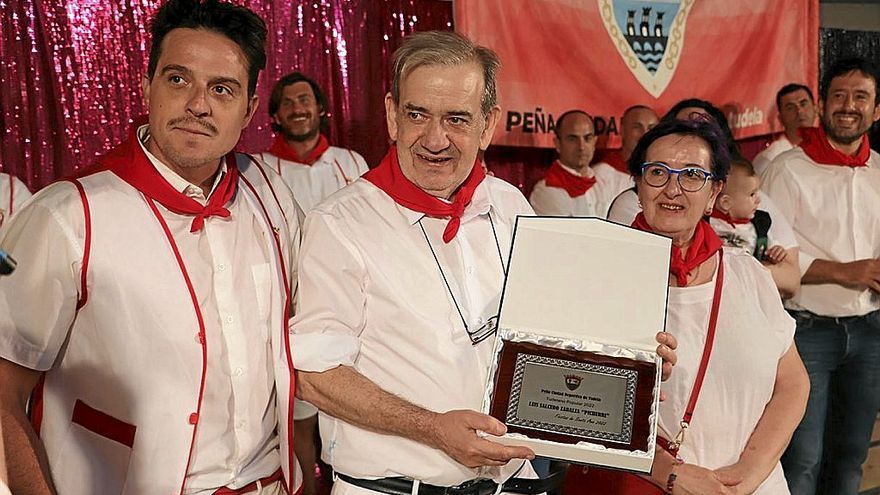 Luis y Ana Carmen en un momento del homenaje junto al presidente de la peña Ciudad Deportiva.