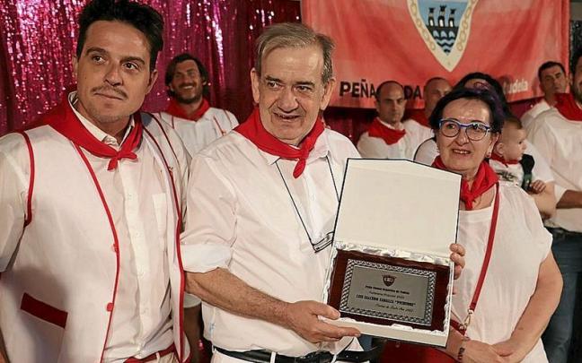 Luis y Ana Carmen en un momento del homenaje junto al presidente de la pe&ntilde;a Ciudad Deportiva.