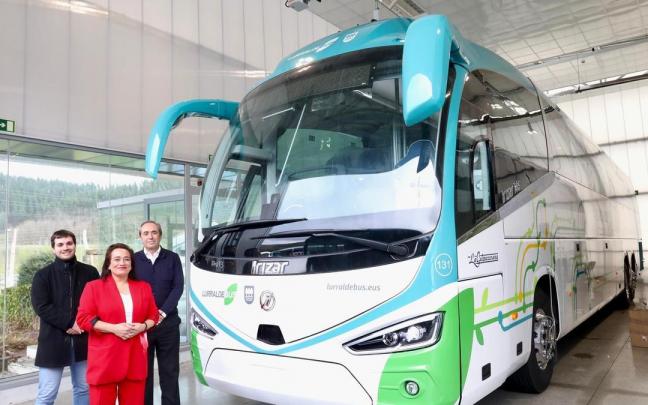 La Diputada de Movilidad y Ordenación del Territorio, Rafaela Romero, en la sede de Irizar en Ormaiztegi