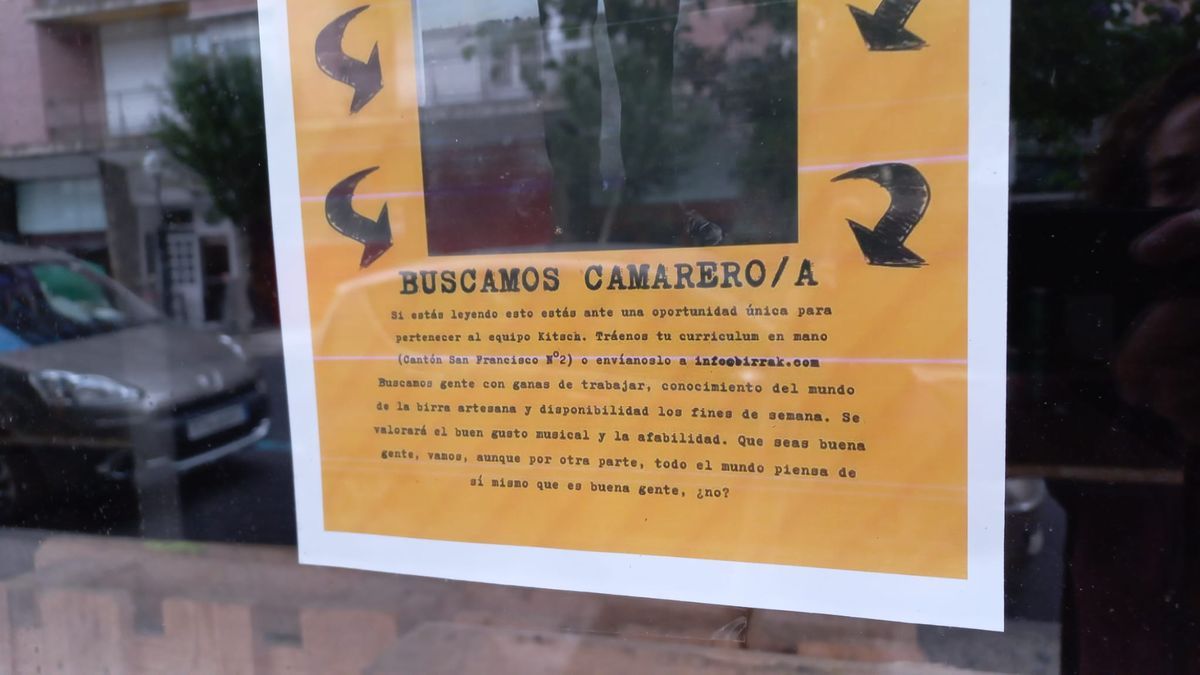 La oferta de trabajo también está colgada en la calle Ramiro de Maeztu, en Birrak Beer Store.