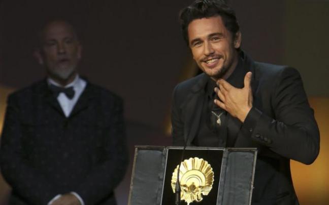 James Franco recibiendo la Concha de Oro en 2017. James Franco recibiendo la Concha de Oro en 2017.