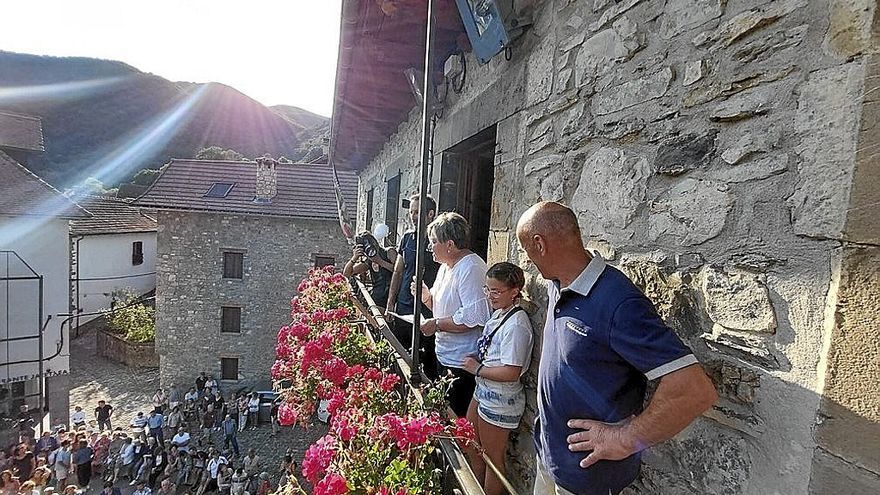 Saludo y cohete de Lourdes Ezquer y Marcos Lama desde el balc&oacute;n. | FOTO: CEDIDA