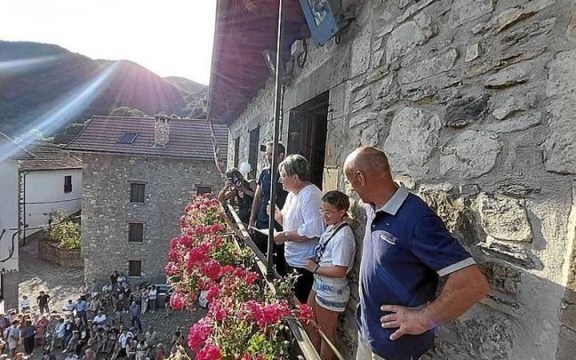 Saludo y cohete de Lourdes Ezquer y Marcos Lama desde el balc&oacute;n. | FOTO: CEDIDA