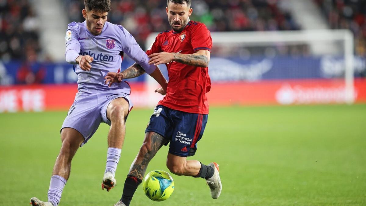 Abde y Rubén García, en el partido de la pasada temporada en El Sadar.