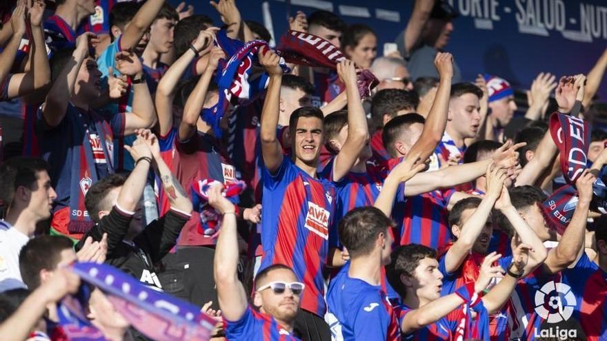 Aficionados del Eibar animando durante un encuentro