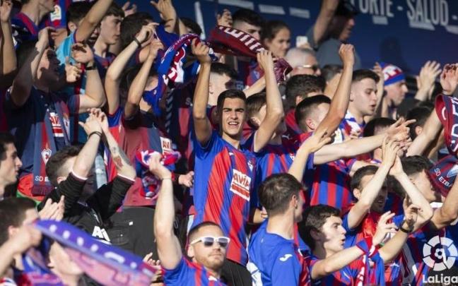 Aficionados del Eibar animando durante un encuentro