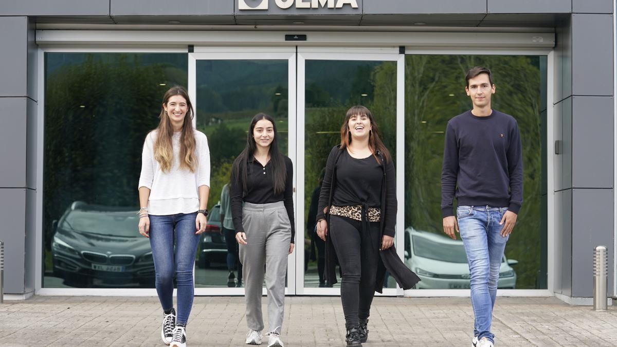 De izda, a dcha. Izaro Iraolagoitia, Ane Sáez, Jone Alustiza y Jon Arriaran en la sede del Grupo Ulma en Oñati.