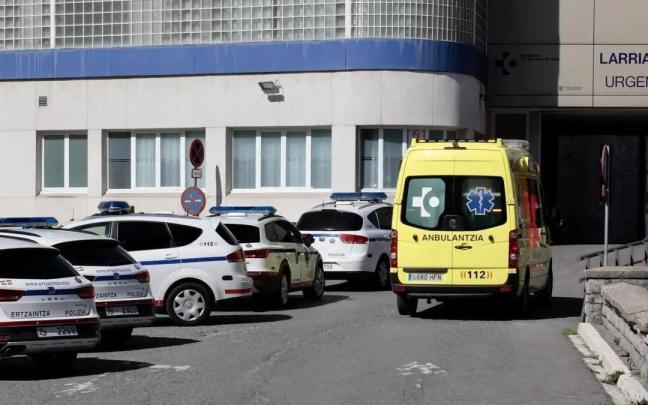 Una ambulancia entrando por la puerta de Urgencias del Hospital Santiago Una ambulancia entrando por la puerta de Urgencias del Hospital Santiago