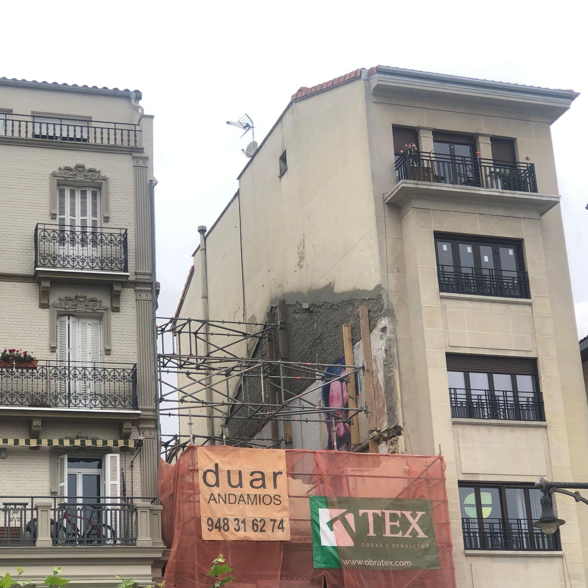 La fachada recién despejada desde la que asoma el tenista.