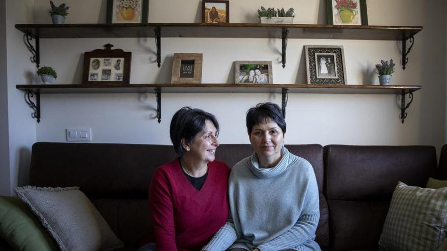 Ana, junto a su hermana Cristina