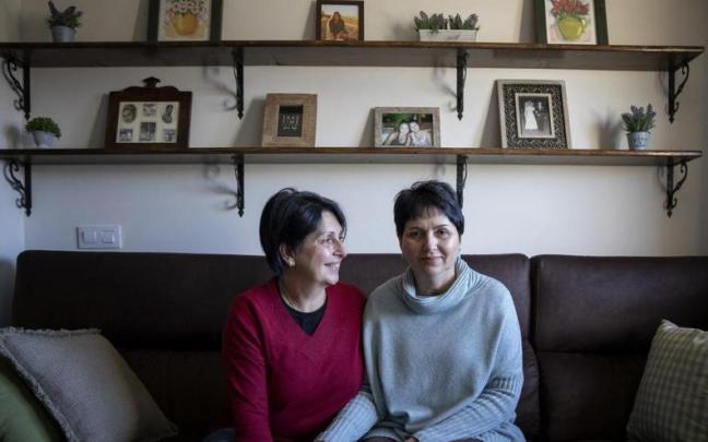 Ana, junto a su hermana Cristina