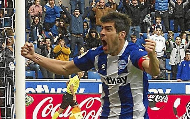Manu Garc&iacute;a celebra un gol con el Deportivo Alav&eacute;s. | FOTO: ALEX LARRETXI