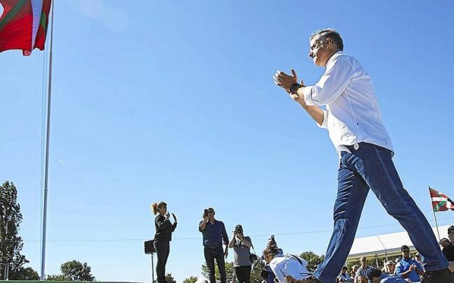 El Lehendakari Iñigo Urkullu se dirige a la militancia nacionalista en las
campas de Foronda. | FOTO: EAJ-PNV El Lehendakari Iñigo Urkullu se dirige a la militancia nacionalista en las
campas de Foronda. | FOTO: EAJ-PNV