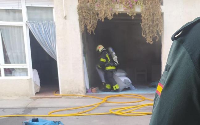 Bomberos y agentes de la Guardia Civil, en el lugar del incendio.
