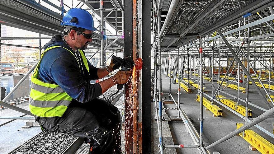 Un albañil, una profesión tradicional de los autónomos, en un obra. | FOTO: EFE