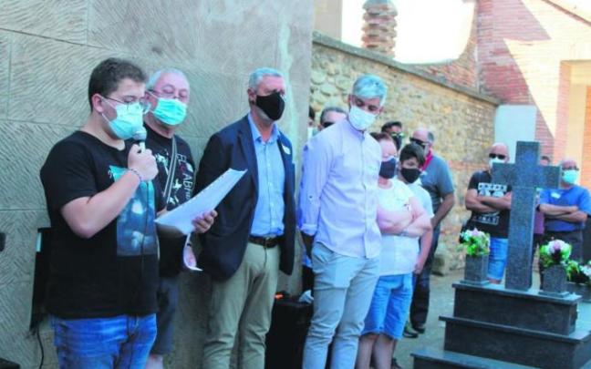 Oier Laborda lee un texto sobre cómo era Cecilio Martínez.