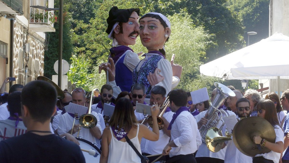 La Banda de Areatza, tocando tras el txupinazo de 2019.