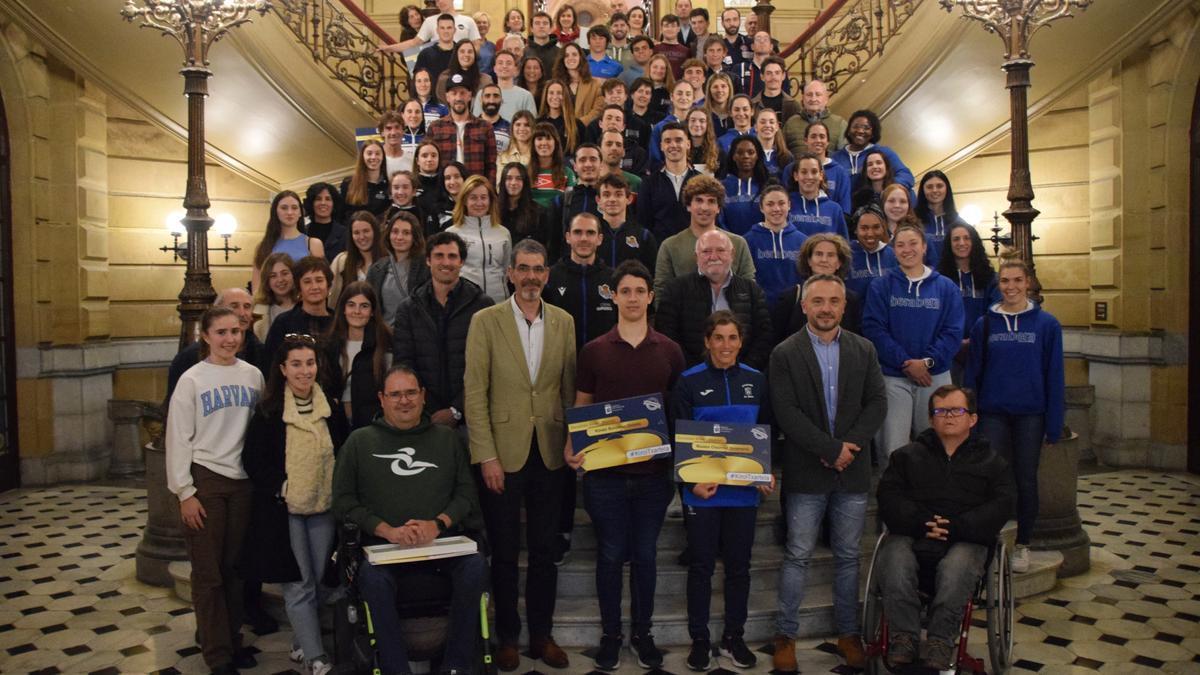 Los deportista homenajeados, este miércoles en el Ayuntamiento de Donostia con miembros de la Corporación.