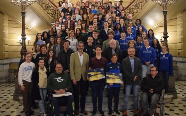 Los deportista homenajeados, este miércoles en el Ayuntamiento de Donostia con miembros de la Corporación.