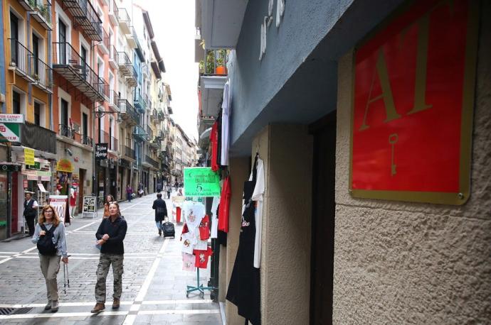 Cartel de apartamento turístico en una fachada del Casco Viejo pamplonés.