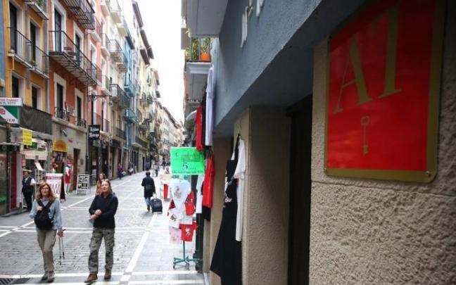 Cartel de apartamento turístico en una fachada del Casco Viejo pamplonés.