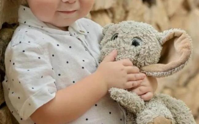 Marcos sujeta a 'Fantito'.