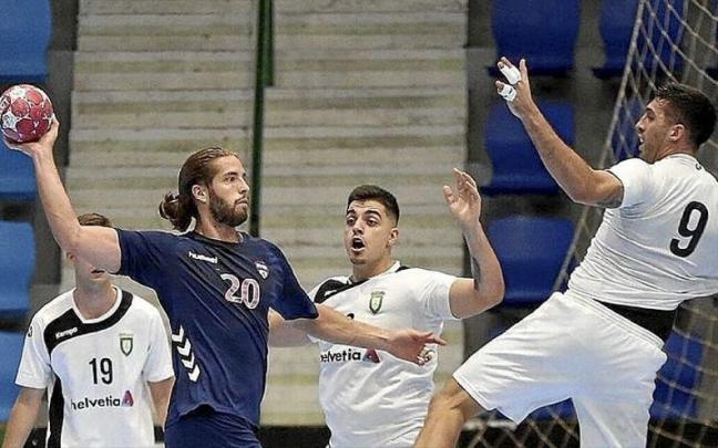 Héctor González (i), exjugador del Helvetia, regresaba ayer a Pamplona.