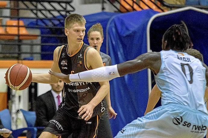 Savkov, durante un partido con el Juaristi este curso. Fotos: Instagram