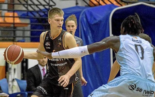Savkov, durante un partido con el Juaristi este curso. Fotos: Instagram