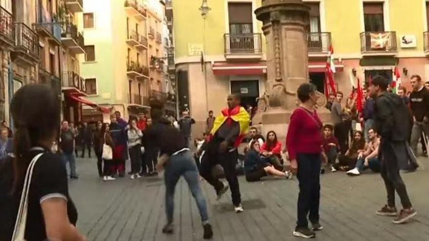 Momento en que el hombre de la bandera esquiva un puñetazo.