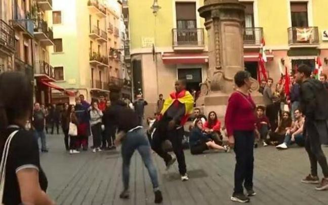 Momento en que el hombre de la bandera esquiva un puñetazo.