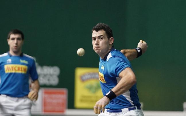 Erik Jaka, durante un partido del Campeonato de Parejas con Aitor Aranguren. Erik Jaka, durante un partido del Campeonato de Parejas con Aitor Aranguren.