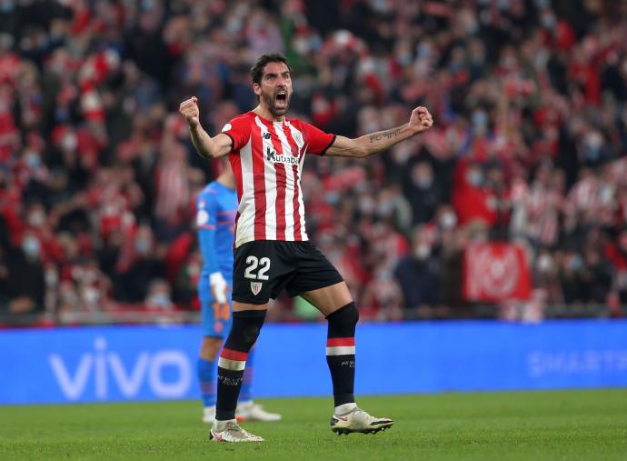 Raúl García celebra con furia su gol contra el Valencia en la ida de las semifinales de la Copa celebrada en San Mamés.