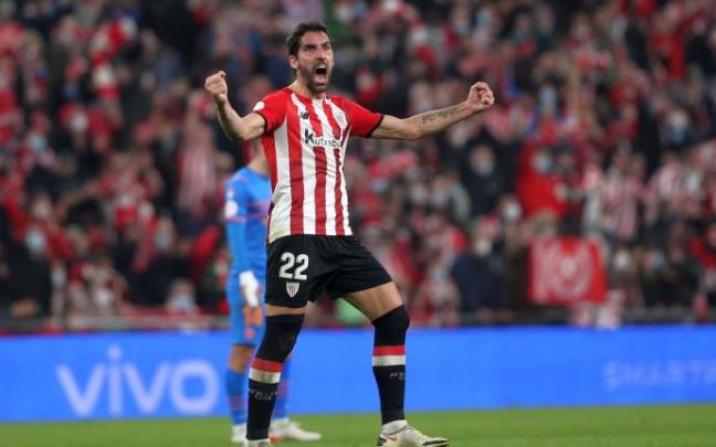 Raúl García celebra con furia su gol contra el Valencia en la ida de las semifinales de la Copa celebrada en San Mamés.