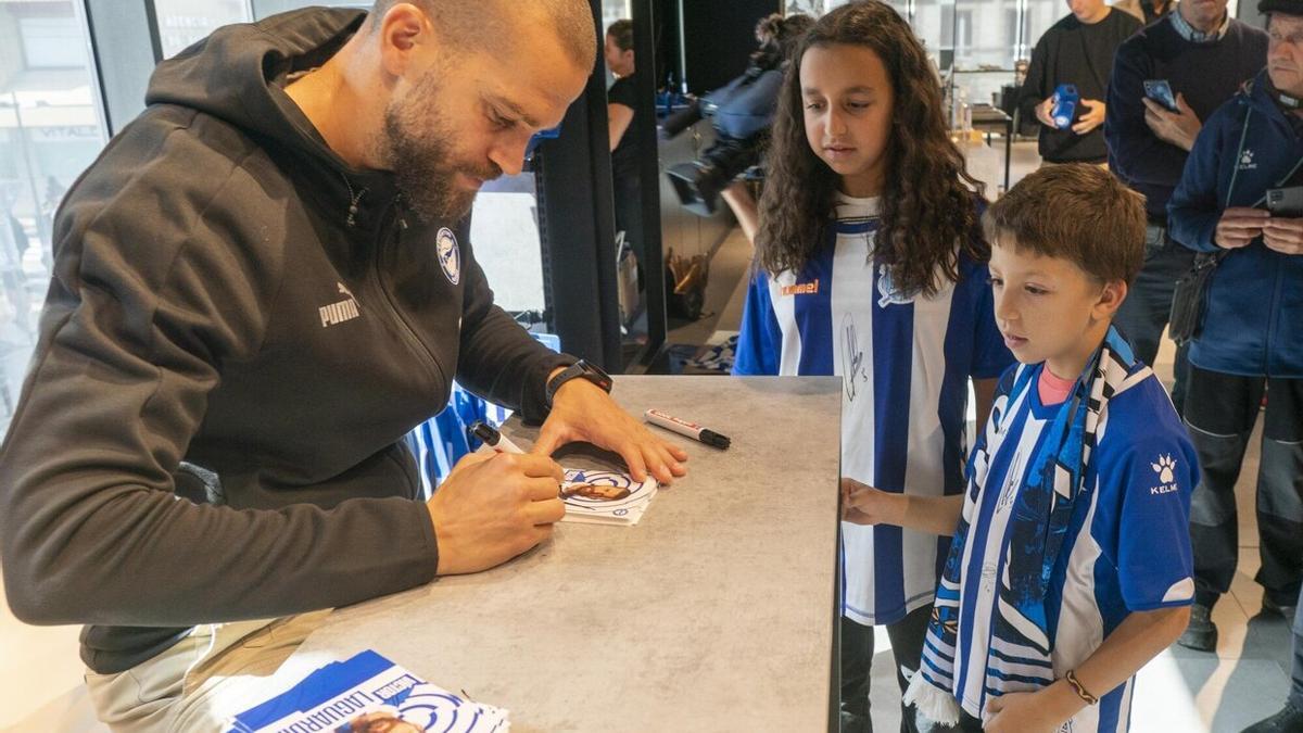 Víctor Laguardia firma autógrafos durante su presentación tras renovar hasta 2024 con el Alavés