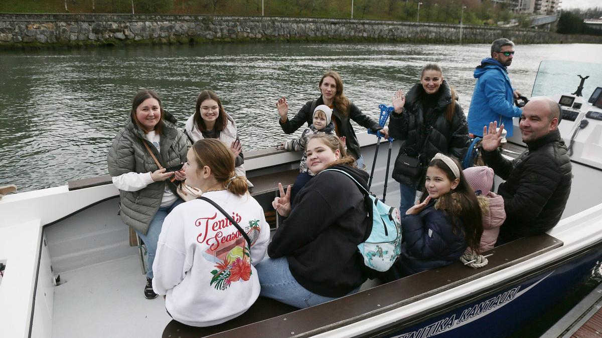 Uno de los grupos se dispone a dar el paseo en motora por el Urumea.