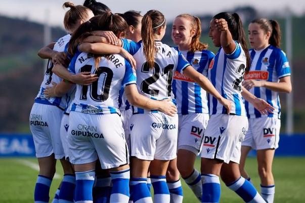 Las realistas celebran el gol de Nera Eizagirre ante el Sporting de Huelva.