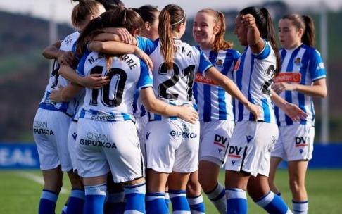 Las realistas celebran el gol de Nera Eizagirre ante el Sporting de Huelva. Las realistas celebran el gol de Nera Eizagirre ante el Sporting de Huelva.