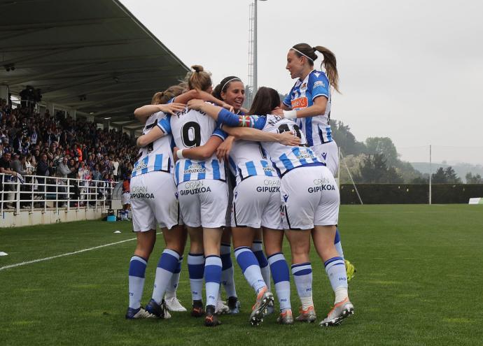 Las jugadoras realistas celebran el primer gol de Sarriegi.