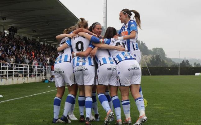 Las jugadoras realistas celebran el primer gol de Sarriegi.