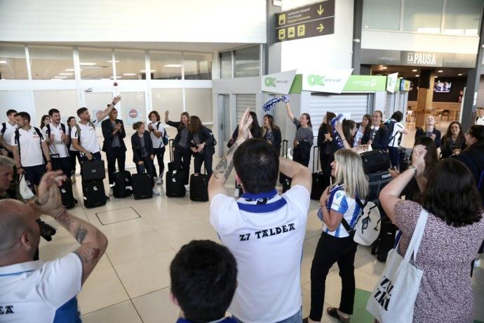 Las jugadoras fueron recibidas por un grupo de aficionados a su llegada al aeropuerto de Hondarribia