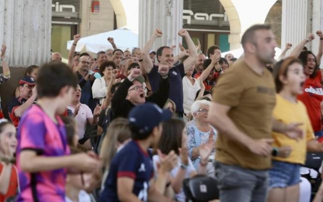 Aficionados del Ordizia, siguiendo el partido.