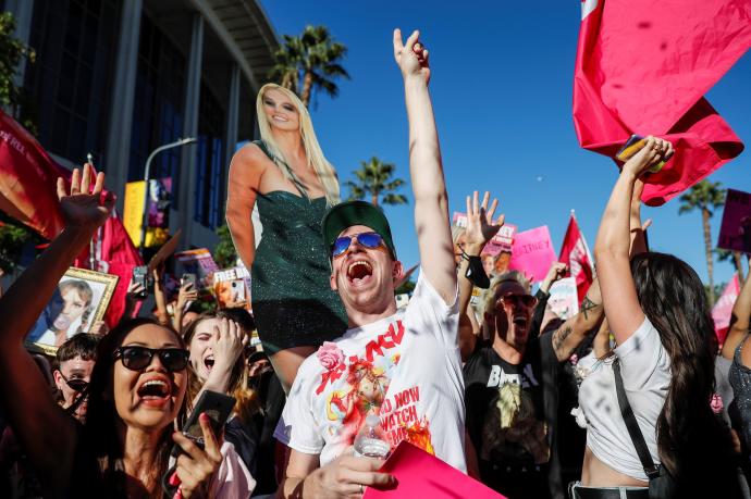 Cientos de fans de Spears han celebrado frente al Tribunal el fin de la custodia legal sobre la cantante
