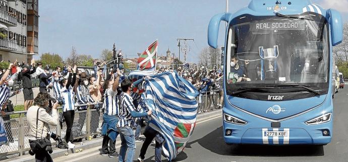 Los aficionados de la Real acompañaron a pie de calle a la expedición txuri-urdin del aeropuerto de Hondarribia a Zubieta.