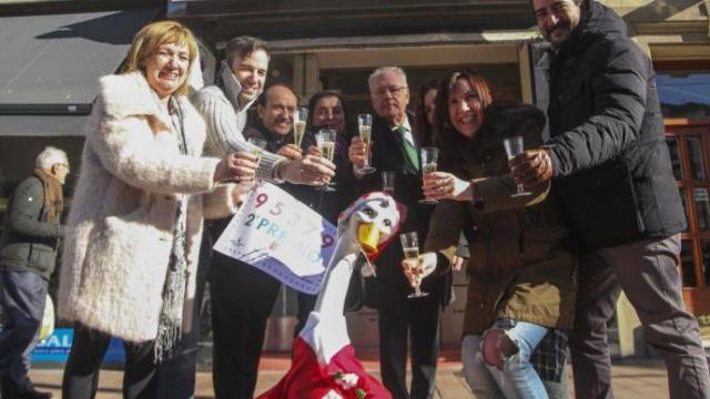 Celebración en La Oca de Vitoria, donde en 2017 vendieron dos décimos del segundo premio.