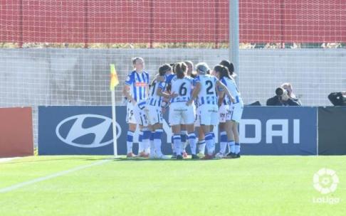 Las jugadoras realistas celebran el gol de Nerea Eizagirre que les daba la victoria. Las jugadoras realistas celebran el gol de Nerea Eizagirre que les daba la victoria.