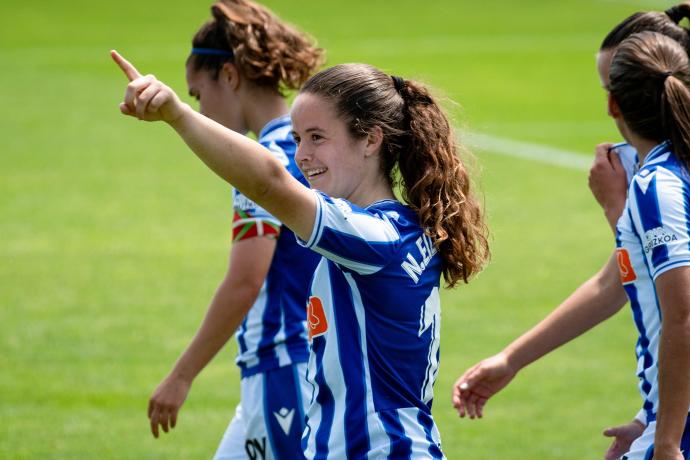 Nerea Eizagirre celebra con Amaiur Sarriegi, su asistente, el gol que ha marcado al Santa Teresa.