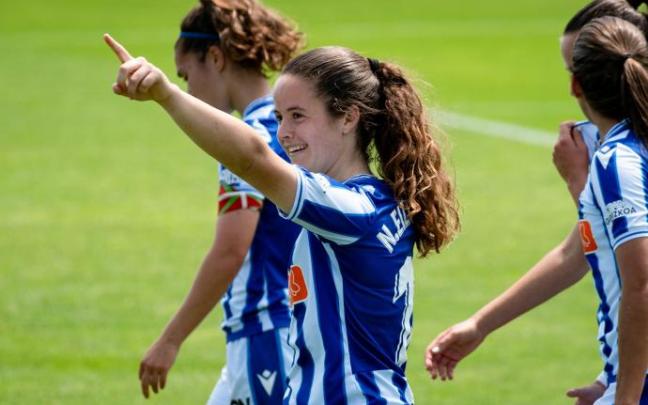 Nerea Eizagirre celebra con Amaiur Sarriegi, su asistente, el gol que ha marcado al Santa Teresa.